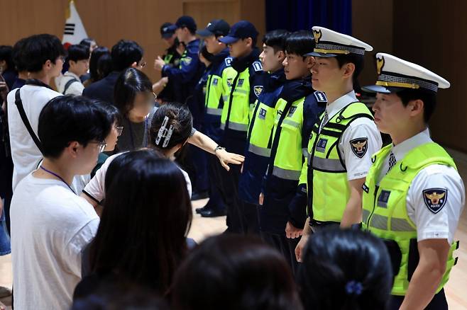 11일 오전 서울 서대문구 미근동 경찰청 참수리홀에서 열린 시민과 함께하는 경찰복제개선 현장 시제품 시민 품평회에서 시민 평가단이 시제품을 살펴보고 있다. /사진=뉴스1