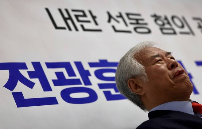 전광훈 사랑제일교회 목사가 지난 2월5일 오전 서울 여의도 자유통일당 당사에서 열린 내란 선동 혐의 관련 입장 발표 기자회견에서 신해식 신의한수 대표의 발언을 듣고 있다. /사진=뉴시스.