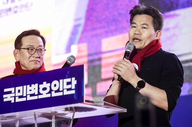 윤석열 대통령 국민변호인단 단장인 석동현 변호사와 전한길 한국사 강사가 지난 2월13일 서울 중구 청계광장에서 열린 윤석열 대통령 국민변호인단 출범식에서 참가자들에게 인사를 하고 있다. /사진=뉴시스.