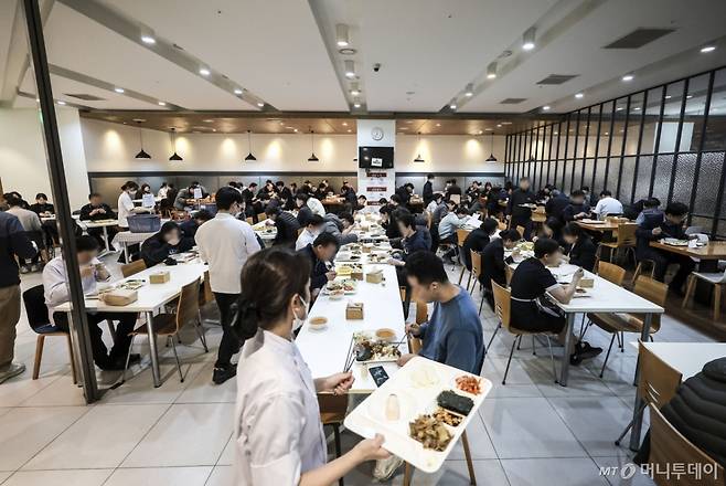 [서울=뉴시스] 정병혁 기자 = 19일 서울의 한 구내식당을 찾은 시민들이 점심식사를 하고 있다. 런치플레이션이 장기화되면서 구내식당을 찾은 소비자들이 늘어난 것으로 알려졌다. 경기침체가 장기화하고 외식물가가 천정부지로 치솟으면서 상대적으로 저렴한 구내식당을 찾는 소비자가 늘어난 것으로 풀이된다.  2025.02.19. jhope@newsis.com /사진=정병혁