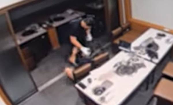 고깃집 사장이 10대 아르바이트생을 야구방망이 등으로 폭행했다. 사진은 전북 정읍의 한 고깃집 사장이 10대 아르바이트생을 폭행하는 모습. /사진=뉴시스(피해자 제보 동영상 캡처)