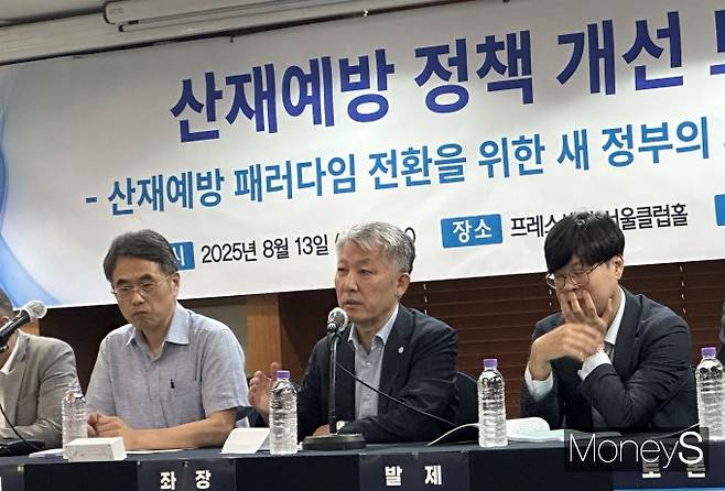 김성규 가천대 길병원 교수(전 산업안전보건연구원장)가 13일 서울 중구 한국프레스센터에서 열린 '산재예방 정책 개선 토론회'의 진행을 하고 있다. /사진=장동규 기자