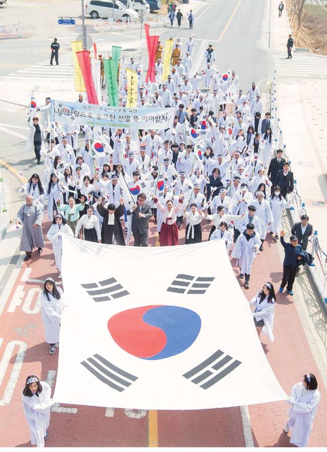 마을 주민들이 지난 2019년 4월 5일 충남 청양군 정산면에서 정산3·1만세운동 100주년을 맞아 당시 상황을 재현하고 있다.  청양군청 제공