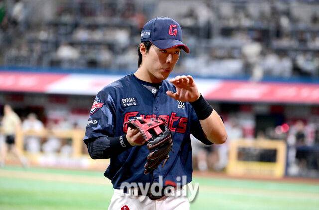 2025년 7월 23일 오후 서울 고척스카이돔에서 열린 '2025 신한 SOL뱅크 KBO 리그' 롯데 자이언츠와 키움 히어로즈의 경기. 롯데 3루수 한태양이 4회말 수비를 마친 뒤 더그아웃으로 들어가고 있다./마이데일리