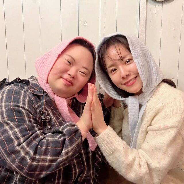 정은혜 작가 겸 배우와 한지민. / 한지민 인스타그램 캡처