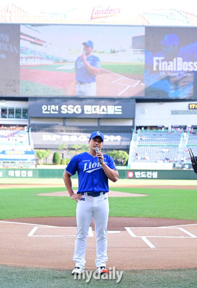 2025년 8월 7일 오후 인천 SSG랜더스필드에서 열린 '2025 신한 SOL뱅크 KBO 리그' 삼성 라이온즈와 SSG랜더스의 경기. 삼성 오승환이 은퇴 기념행사에서 인사하고 있다./마이데일리