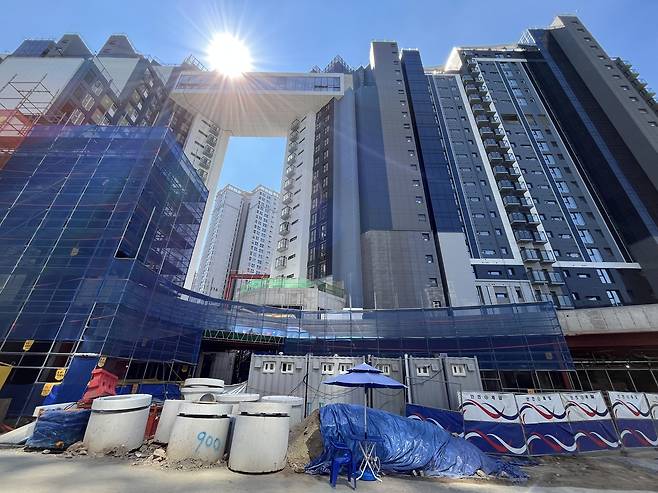 12일 공사가 멈춘 서초구 잠원동 오티에르반포 현장. 윤성현 기자
