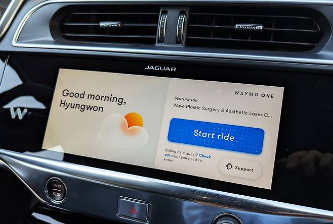 웨이모 무인로보택시 서비스 5세대 자율주행 자동차에는 운전자가 없지만, 출발은 승객이 주행시작 (start ride) 화면의 버튼을 터치하면서 자율주행이 시작된다. 사진 : @강형원 촬영