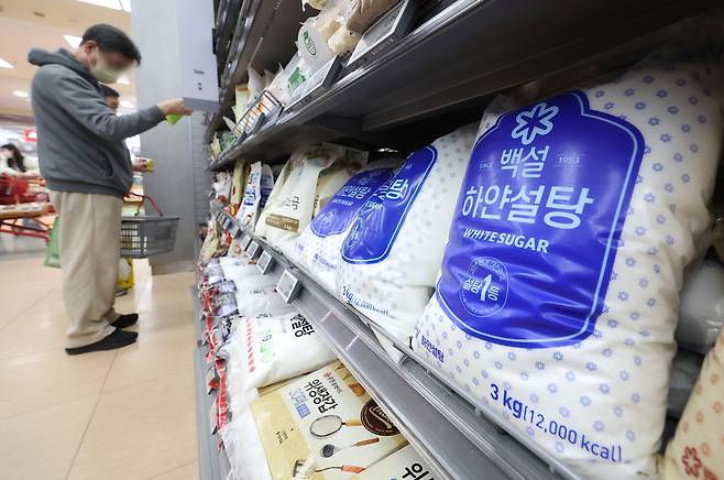 서울 한 대형마트를 찾은 고객이 설탕 판매대에서 제품을 고르고 있다.  [연합]