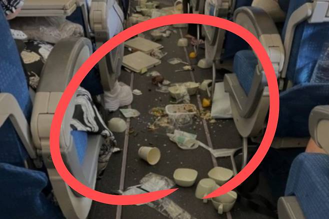 한 비행기 기내가 난기류로 인해 어질러져 있다.[X(구 트위터) 갈무리]
