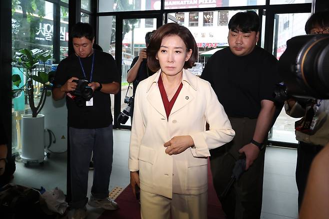 나경원 국민의힘 의원이 13일 김건희 특검이 압수수색 중인 여의도 국민의힘 당사로 들어가고 있다. [연합]