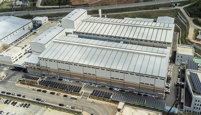 [서울=뉴시스] 포스코퓨처엠은 11일 일본 메이저 배터리사와 음극재 공급계약을 체결했다고 밝혔다. 사진은 포스코퓨처엠 세종음극재공장 전경.(사진제공=포스코퓨처엠). 2025.07.11. photo@newsis.com *재판매 및 DB 금지