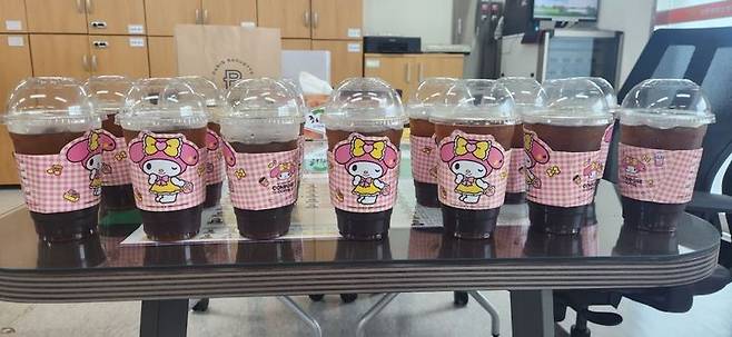 [세종=뉴시스] 세종시의 한 고등학생이 소비쿠폰을 이용해 세종북부소방서에 두고 간 커피. (사진=세종시 제공) 2025.08.13. photo@newsis.co *재판매 및 DB 금지