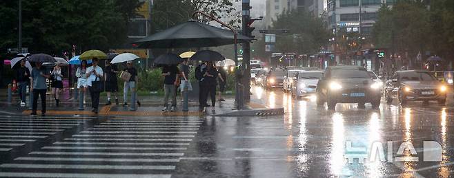 [서울=뉴시스] 김선웅 기자 = 서울에 호우주의보가 내려진 13일 서울 청계광장 인근에서 우산을 쓴 시민들이 길을 걷고 있다. 2025.08.13. mangusta@newsis.com