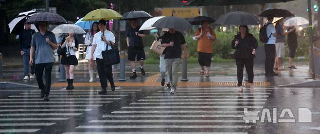[서울=뉴시스] 김선웅 기자 = 서울에 호우주의보가 내려진 13일 서울 청계광장 인근에서 우산을 쓴 시민들이 길을 걷고 있다. 2025.08.13. mangusta@newsis.com