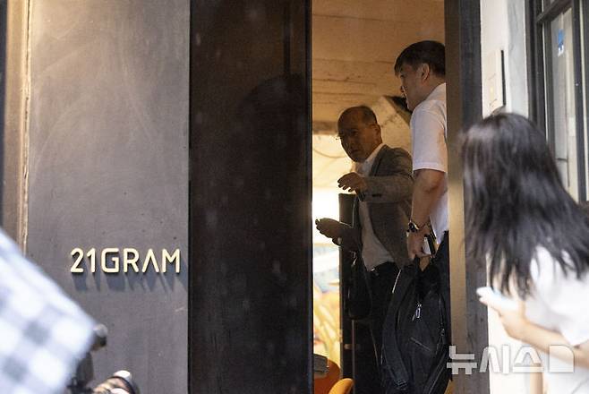 [서울=뉴시스] 김근수 기자 = 김건희 여사의 각종 의혹을 수사하는 민중기 특별검사팀이 대통령 관저 이전 문제를 주도했던 인테리어 업체 '21그램'에 대한 압수수색을 한 13일 서울 성동구 21그램 사무실 안으로 들어가고 있다. 2025.08.13. ks@newsis.com