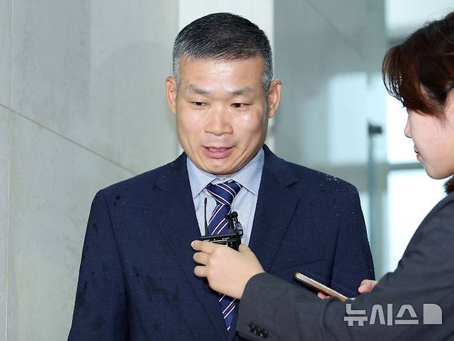 [서울=뉴시스] 김진아 기자 = 김동혁 전 국방부 검찰단장이 13일 서울 서초구 순직해병 특검 사무실에 피의자 신분으로 출석, 취재진 질문에 답하고 있다. 2025.08.13. bluesoda@newsis.com