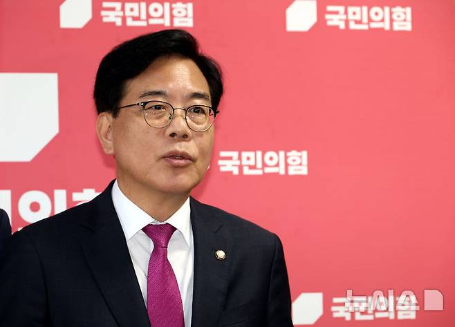 [서울=뉴시스] 조성봉 기자 = 송언석 국민의힘 비상대책위원장 겸 원내대표가 11일 서울 여의도 국회에서 광복절 특별사면 명단 발표와 관련해 입장을 밝히고 있다. 2025.08.11. suncho21@newsis.com