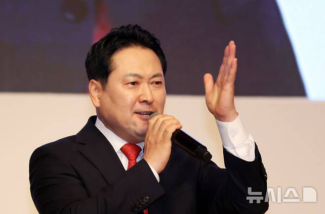 [부산=뉴시스] 하경민 기자 = 국민의힘 제6차 전당대회 부산·울산·경남 합동연설회가 열린 12일 부산 해운대구 벡스코 오디토리움에서 장동혁 당 대표 후보가 정견을 발표하고 있다. 2025.08.12. yulnetphoto@newsis.com