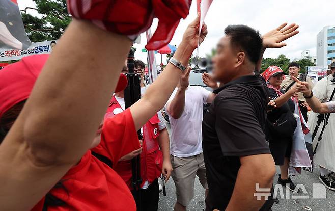 [대전=뉴시스] 김명년 기자 = 13일 오후 대전광역시 서구 배재대학교에서 열린 제6차 전당대회 충남권-호남권 합동연설회에서 각 당대표 후보 지지자들이 몸싸움을 하고 있다. 2025.08.13. kmn@newsis.com