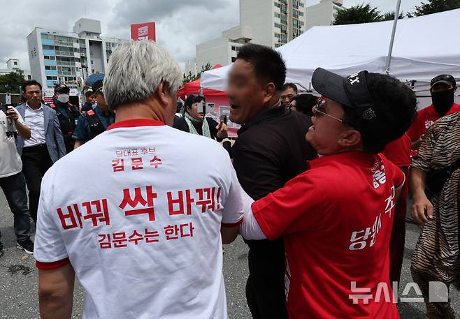 [대전=뉴시스] 김명년 기자 = 13일 오후 대전광역시 서구 배재대학교에서 열린 제6차 전당대회 충남권-호남권 합동연설회에서 각 당대표 후보 지지자들이 몸싸움을 하고 있다. 2025.08.13. kmn@newsis.com