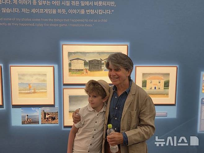 [서울=뉴시스] 조기용 기자 = 그림책 작가 앤서니 브라운이 13일 예술의전당 한가람미술관에서 열린 '앤서니 브라운展:마스터 오브 스토리텔링' 전시를 손자 토비와 관람하고 있다. 2025.08.13. excuseme@newsis.com
