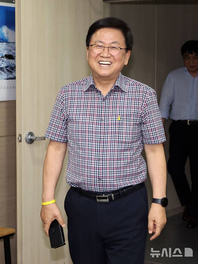 [세종=뉴시스] 강종민 기자 = 교육부 장관 후보로 지명된 최교진 세종시교육감이 13일 세종시교육청 집무실에 들어서고 있다. 2025.08.13. ppkjm@newsis.com
