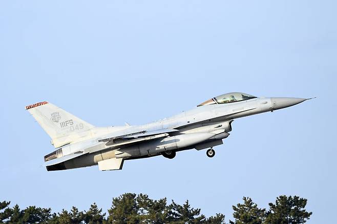 공군 제38전투비행전대 24-1차 전투태세훈련(ORE) 훈련 중 F-16 전투기들이 출격을 위해 이륙중이다. 2024.03.08.(사진=강다빈 하사 제공) *재판매 및 DB 금지