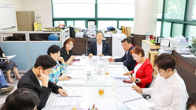 [안산=뉴시스] 안산시의회 기획행정위원회가 12일 상임위원장실에서 안산시 집행부와 간담회를 진행 중이다.(사진=안산시의회 제공02025.08.13.photo@newsis.com *재판매 및 DB 금지