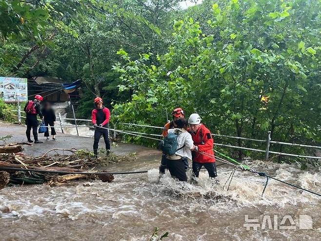 [양주=뉴시스] 양주시 백석읍 기산리 산장에 고립된 시민들 구조 현장. (사진=경기도북부소방재난본부 제공) 2025.08.13 photo@newsis.com