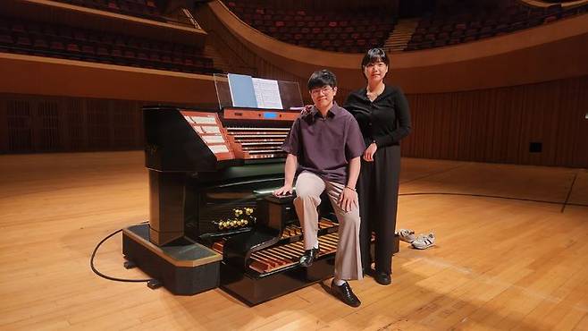 [서울=뉴시스] 오는 20일 오르가니스트 이민준(27)과 피아니스트 김경민(30)이 '오르간 오딧세이 II: 배틀 오르간' 무대에 오른다. (사진=롯데문화재단 제공) 2025.08.13. photo@newsis.com *재판매 및 DB 금지