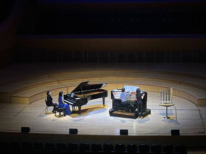 [서울=뉴시스] 지난해 오르가니스트 이민준(27)과 피아니스트 김경민(30)의 '오르간 오딧세이' 공연 장면. (사진=롯데문화재단 제공) 2025.08.13. photo@newsis.com *재판매 및 DB 금지