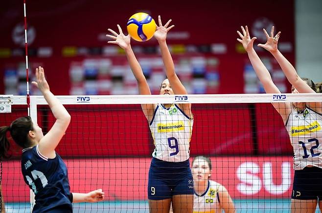 [서울=뉴시스] 한국 21세 이하(U-21) 여자 배구대표팀이 13일(한국 시간) 인도네시아 수라바야에서 열린 2025 국제배구연맹(FIVB) U-21 세계선수권대회 16강에서 브라질을 만나 공격을 시도하고 있다. (사진=FIVB 공식 홈페이지 캡처) 2025.08.13. *재판매 및 DB 금지