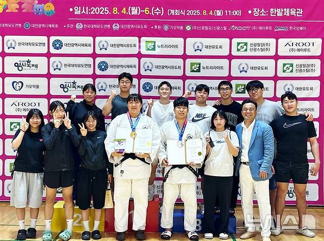 [대전=뉴시스]최근 대전 한밭체육관에서 열린 2025 하계 전국 남·여 대학유도연맹전에서 여대부 단체전 1위, 개인전 1·2·3위, 지도자·선수 특별상 등 종합 우승급 성과를 거둔 마산대학교 여자유도부 선수 등이 기념촬영하고 있다.(사진=마산대 제공) 2025.08.13. photo@newsis.com