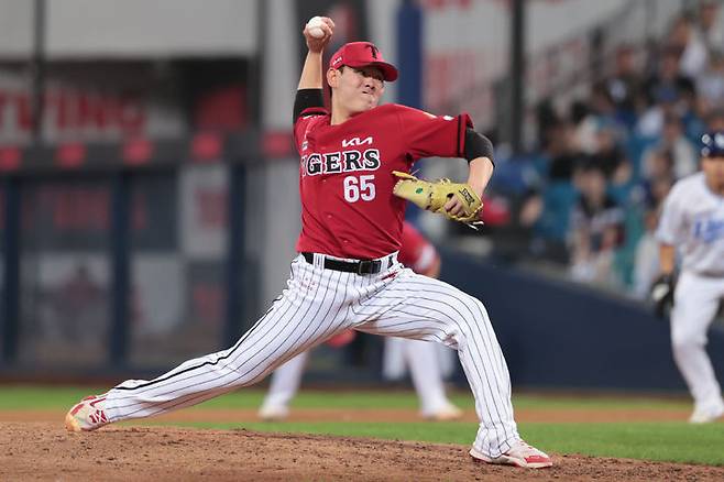 [서울=뉴시스] 프로야구 KIA 타이거즈 성영탁이 13일 대구 삼성라이온즈파크에서 열린 2025 신한 쏠뱅크 KBO리그 삼성 라이온즈와의 경기에 불펜 등판해 공을 던지고 있다. (사진=KIA 타이거즈 제공) 2025.08.13. *재판매 및 DB 금지