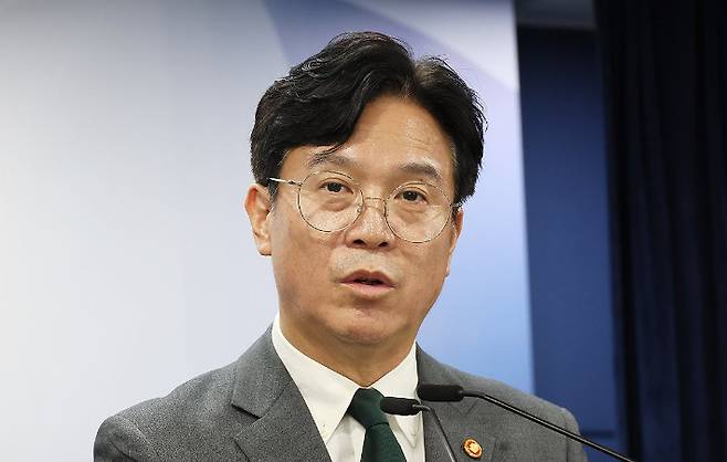 김영훈 고용노동부 장관이 지난달 29일 서울 종로구 정부서울청사에서 노동조합 및 노동관계조정법 개정안(노란봉투법) 관련 브리핑을 하고 있다. 연합뉴스