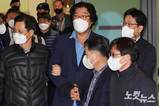 지난 2023년 1월 17일 김성태 전 쌍방울그룹 회장이 인천공항 1터미널로 송환, 수원지검으로 압송되고 있다. 인천공항=황진환 기자