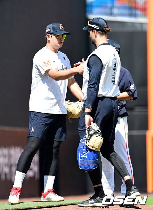 [OSEN=대전, 최규한 기자] 한화 김서현과 라이언 와이스가 마운드에서 대화를 나눈 뒤 인사하고 있다. 2025.07.26 / dreamer@osen.co.kr