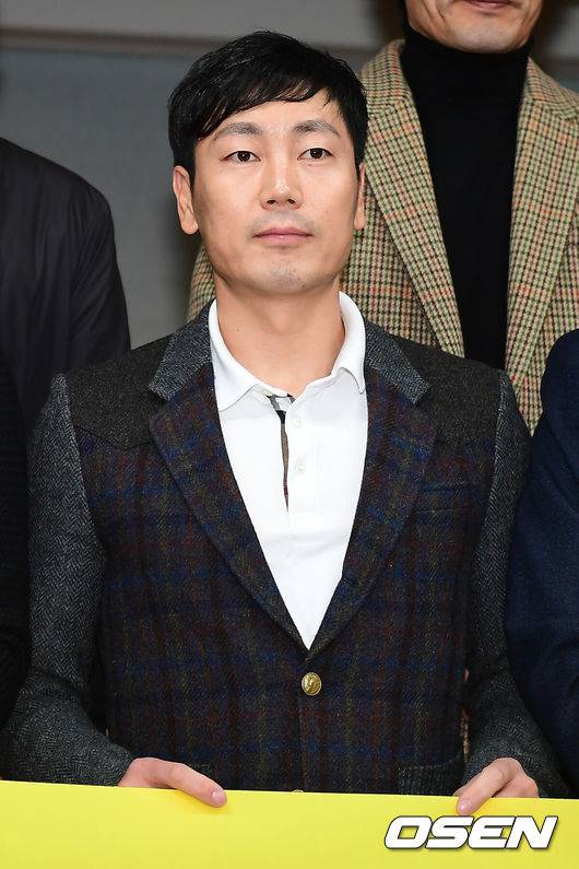 [OSEN=서울월드컵기장, 곽영래 기자] 김병지와 송종국 등 국가대표 출신 축구인들이 12일 오후 우루과이와의 평가전이 열리는 서울월드컵경기장에서 경찰청의 선수 모집 중단 철회와 대안 마련을 요구하는 기자회견을 가졌다. 전 국가대표 송종국이 플렌카드를 들고 포토타임을 갖고 있다. / youngrae@osen.co.kr