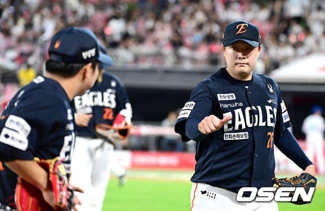 [OSEN=수원, 최규한 기자] 18일 수원 KT위즈파크에서 ‘2025 신한 SOL Bank KBO리그’ KT 위즈와 한화 이글스의 경기가 열렸다.홈팀 KT는 오원석, 방문팀 한화는 코디 폰세를 선발로 내세웠다.8회말 KT 공격을 무실점으로 막아낸 한화 투수 한승혁이 더그아웃으로 향하며 좌익수 문현빈에게 인사를 전하고 있다. 2025.07.18 / dreamer@osen.co.kr