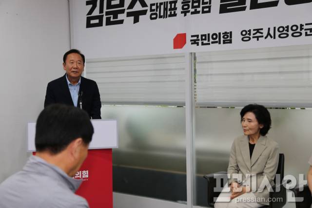 ▲박현국봉화군수는 이날 행사에 참석해 선거법을 의식한 듯 마이크 없이 "지난 대선때 김문수후보는 까도 까도 미담만 나오는 후보였다"는 인사말을 건네며 설난영 여사의 당사방문을 환영했다. ⓒ 프레시안(최홍식)