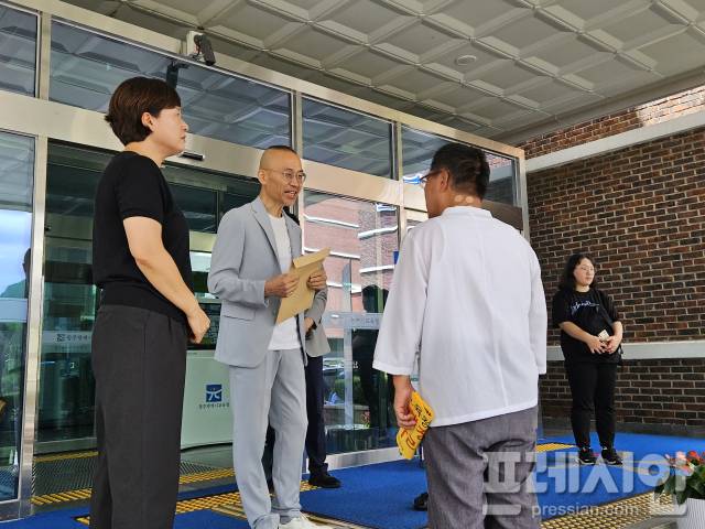 ▲13일 오전 광주교육시민연대가 이정선 광주시교육감을 대신해 최승복 광주부교육감에게 서한문을 전달하고 시민사회가 묻고 광주교육감이 답하다 타운홀 미팅 제안 거절에 대해 항의하고 있다.2025.08.13ⓒ프레시안(김보현)