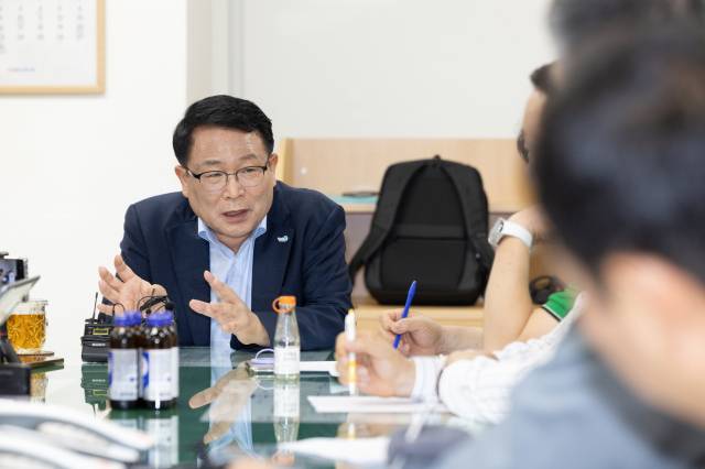 ▲정헌율 익산시장의 원칙은 확고하다. 우선 반대 의견도 경청하지만 시민의 이익이 최우선이라는 원칙이다. 기자간담회에서 코스트코 유치와 관련한 질문에 답변하는 정헌율 익산시장 ⓒ익산시