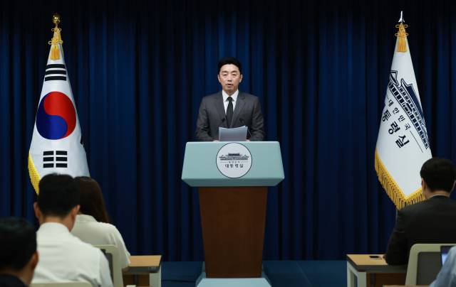 ▲강훈식 대통령비서실장이 13일 서울 용산 대통령실 청사에서 장관급 등에 대한 인사브리핑을 하고 있다. ⓒ연합뉴스