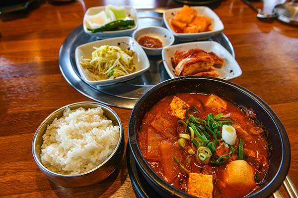 안세미가든의 흑돼지김치찌개 상차림.