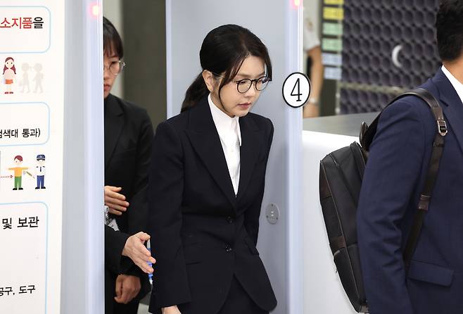 윤석열 전 대통령 부인 김건희 여사가 12일 구속 전 피의자 심문(영장실질심사)을 마친 뒤 서울 서초구 서울중앙지법을 나서고 있다.&nbsp; &nbsp;사진공동취재단