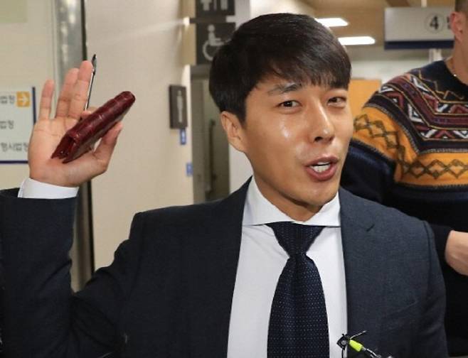 전 쇼트트랙 국가대표 김동성씨가 2017년 서울 서초구 서울중앙지법에서 열린 최순실씨와 장시호씨에 대한 영재센터 지원 의혹 관련 직권남용권리행사 방해 10회 공판에 증인으로 출석한 모습. 연합뉴스