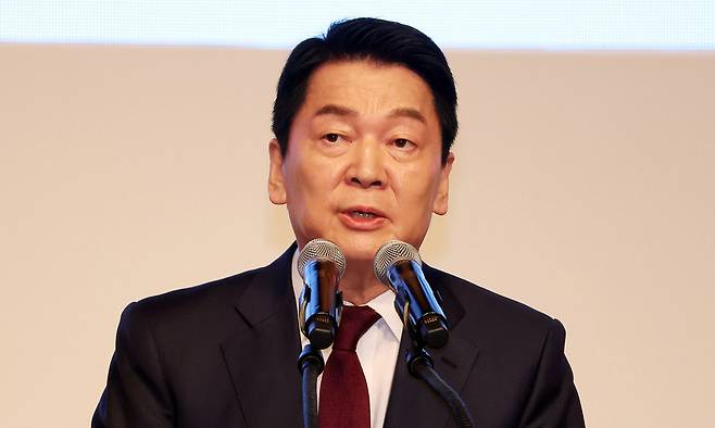 안철수 국민의힘 당대표 후보가 지난 12일 부산 해운대구 벡스코 오디토리움에서 열린 국민의힘 제6차 전당대회 부산·울산·경남 합동연설회에서 정견발표를 하고 있다. 공동취재