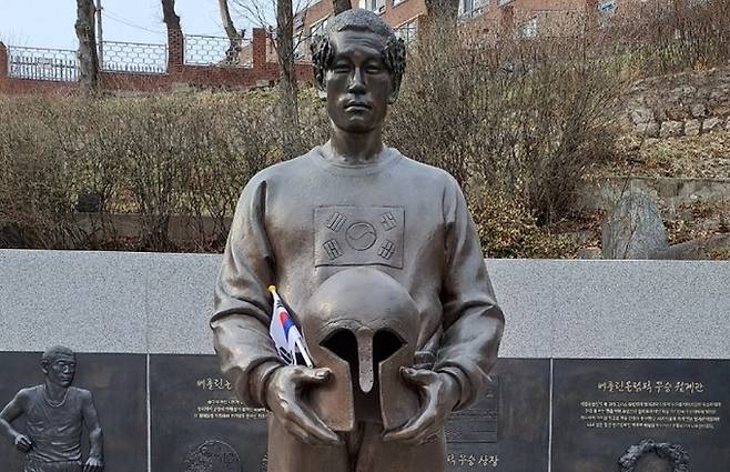 서울 중구에 있는 손기정 기념관에 세워진 손기정 선수의 동상. 손에 들고 있는 것은 1936년 베를린 올림픽 마라톤 우승자에게 부상으로 주어진 고대 그리스의 청동 투구다.&nbsp;SNS&nbsp;캡처