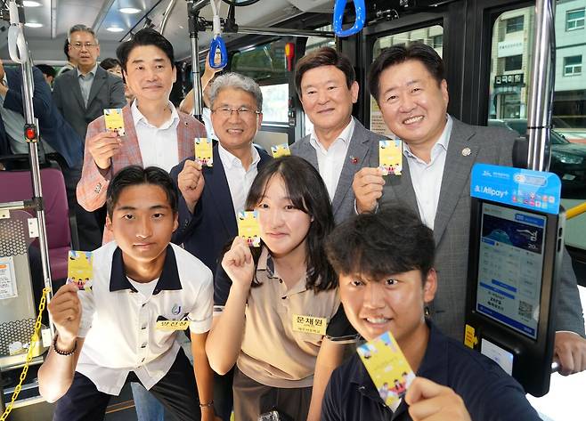 13일 제주 제주시 연동 삼다공원에서 열린&nbsp;청소년&nbsp;대중교통&nbsp;무료이용&nbsp;개통식. 오영훈 제주도지사(뒷줄 오른쪽)와 이상봉 제주도의회 의장(뒷줄 왼쪽에서 두번째), 김광수 제주도교육감(뒷줄 오른쪽에서 두번째)이 청소년들과 기념촬영하고 있다. 제주도 제공